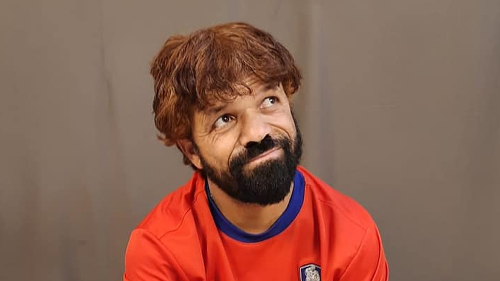 তবে ইনি যে স্বয়ং পিটার নন, তাঁর নাম তারিক আহমেদ মীর। দক্ষিণ কাশ্মীরের বাসিন্দা। অনন্তনাগ জেলার অন্তর্গত বুনথাম গ্রামে মা এবং বড় ভাইয়ের সঙ্গে থাকেন তারিক।