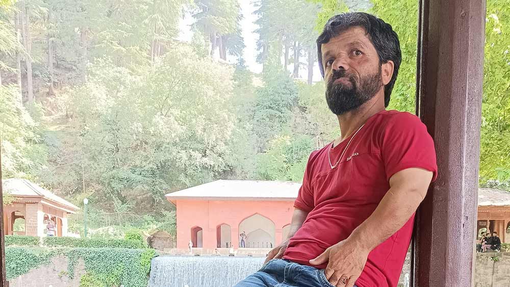 একটি ছোট্ট মুদির দোকান রয়েছে তারিকের। চার ভাই ও দু’বোনের মধ্যে সবচেয়ে ছোট তিনি। বাবা পেশায় কৃষক। অসুস্থতার কারণে মারা যান তিনি।