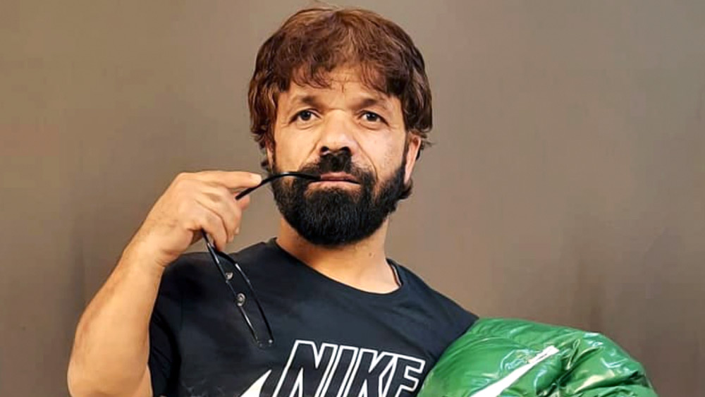 বলিউড থেকে ডাক এলে তারিকের জীবনে আমূল পরিবর্তন আসে। বামন বলে তাঁকে যাঁরা হেয় করতেন, এখন তাঁরাই তারিককে নিয়ে মাতামাতি করা শুরু করলেন।