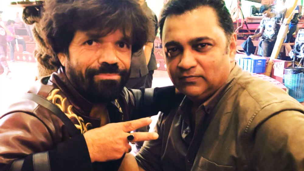 কিন্তু সে সময় কাশ্মীরে যোগাযোগ ব্যবস্থা সম্পূর্ণ বিচ্ছিন্ন থাকার কারণে পরিচালকের সঙ্গে কোনও ভাবেই যোগাযোগ করতে পারেননি তারিক। পরে সেই চরিত্রে অভিনয় করেন রীতেশ দেশমুখ।