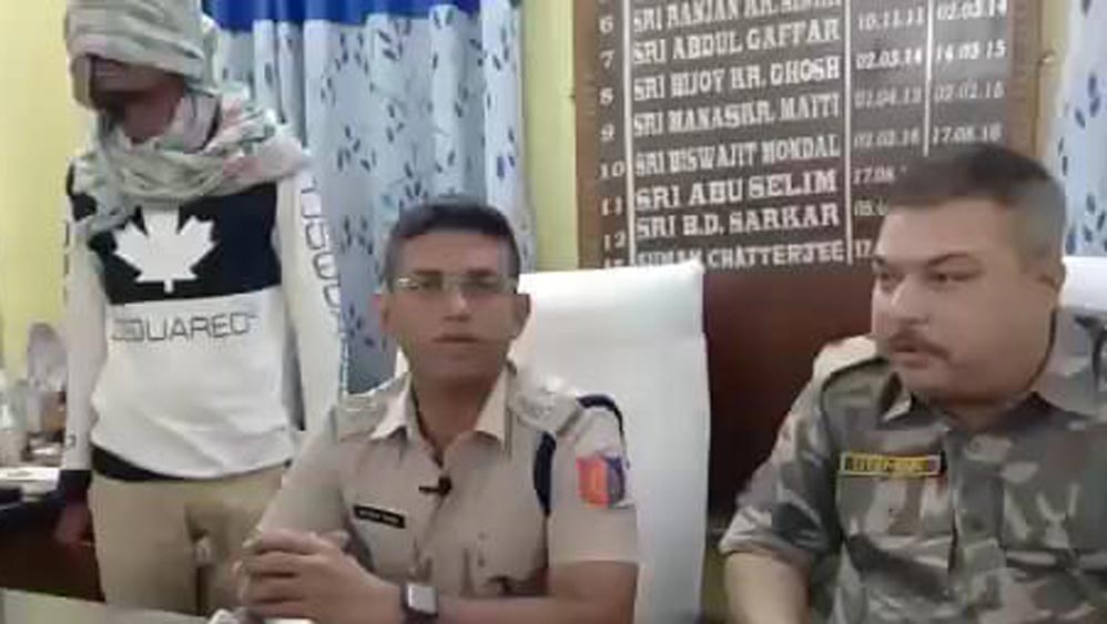 শের মহম্মদকে (বাঁ দিকে) গ্রেফতার করার পর সাংবাদিক বৈঠকে এসডিপিও কৌশিক বসাক।