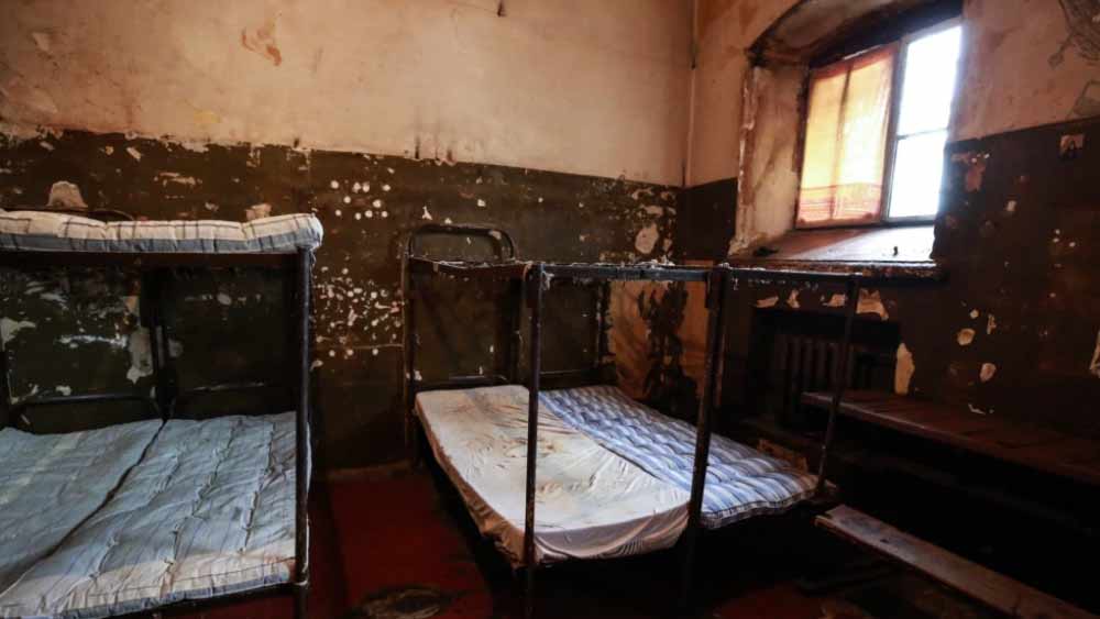 এই সব সিনেমায় জেলবন্দিদের উপর অত্যাচারের ঘটনা দেখে আপনার মনে হতেই পারে যে বাস্তব জীবনে বন্দিদের সঙ্গে নিশ্চয়ই এতটা অত্যাচার করা হয় না।