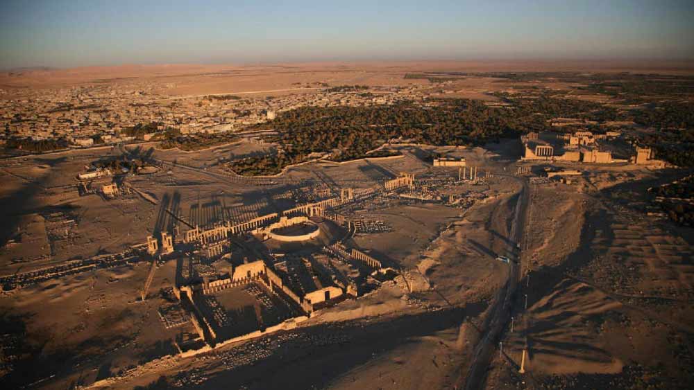 তাদমোর কারাগারটি সিরিয়ার পালমিরায়। ফরাসিরা ১৯৩০-এর দশকে আরবের মরুভূমির কেন্দ্রে তৈরি করে এই কারাগারটি। মূলত, এটি সামরিক বাহিনীর সেনাছাউনি হিসাবে তৈরি করা হয়েছিল। কিন্তু ১৯৮০-এর পর এই জায়গার ব্যবহারে বদল আসে।