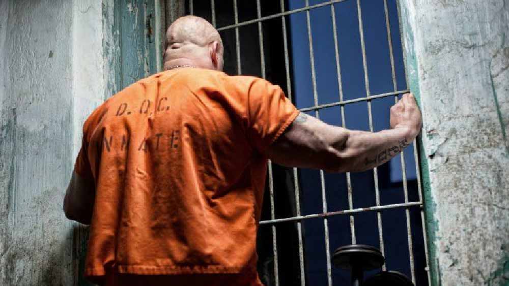  তাদমোর কারাগারের বন্দিদের বহির্বিশ্ব থেকে বিচ্ছিন্ন রাখা হয়। এখানে থাকা বন্দিদের পরিবারের সদস্যদের সঙ্গে দেখা করা তো দূর অস্ত্‌, একে অপরের সঙ্গেও দেখা করার সুযোগ দেওয়া হত না। একে অপরের সঙ্গে কথা বললে যে কোনও সময়ে দেওয়া হত মৃত্যুদণ্ডের আদেশ।