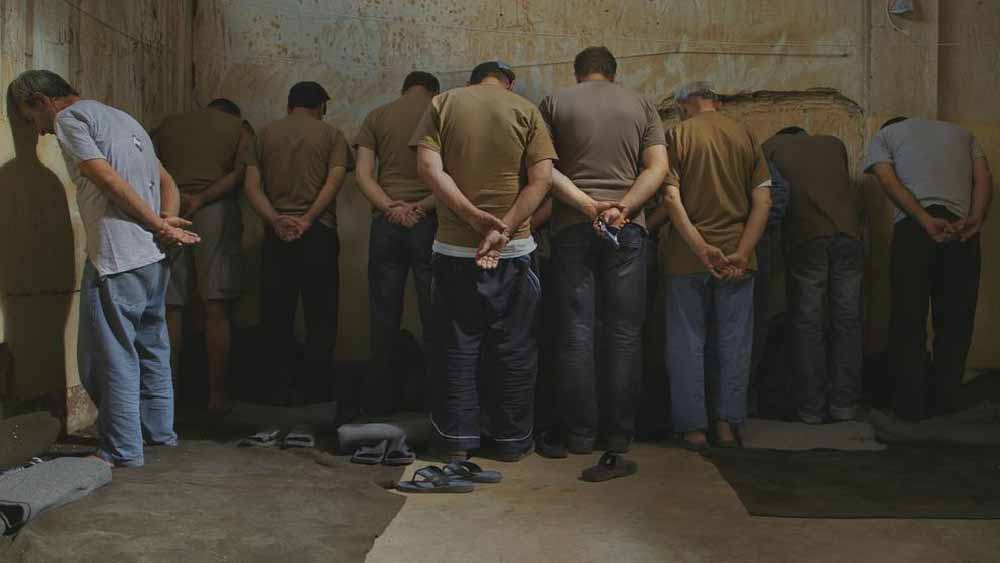 এক সময়ে তাদমোর কারাগার বন্দিদের সংখ্যা এতটাই বেড়ে গিয়েছিল যে, বন্দিদেরকে পালা করে ঘুমানোর সুযোগ দেওয়া হত। যখন কিছু বন্দি ঘুমোতেন, তখন বাকিদের দাঁড় করিয়ে রাখা হত।