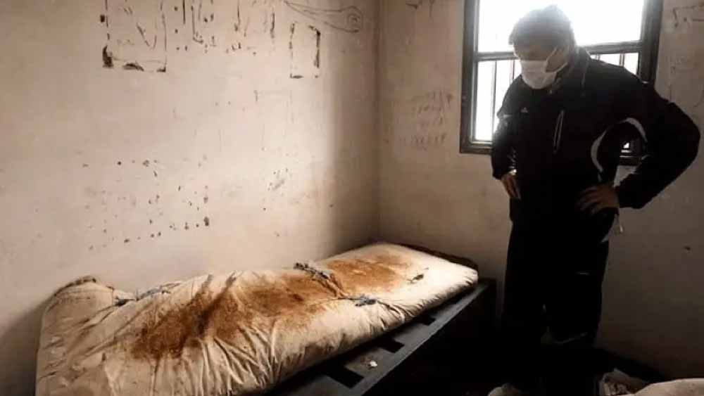 কারারক্ষী ও কারাগার কর্তৃপক্ষ কখনওই কোনও বন্দিদের প্রতি দয়া দেখাতেন না। দয়া দেখানো হয়নি সিরিয়ার কবি ফারাজ বায়রাকদারকেও। তাঁকেও চার বছর এই কারাগারে বন্দি করে রাখা হয়েছিল। 