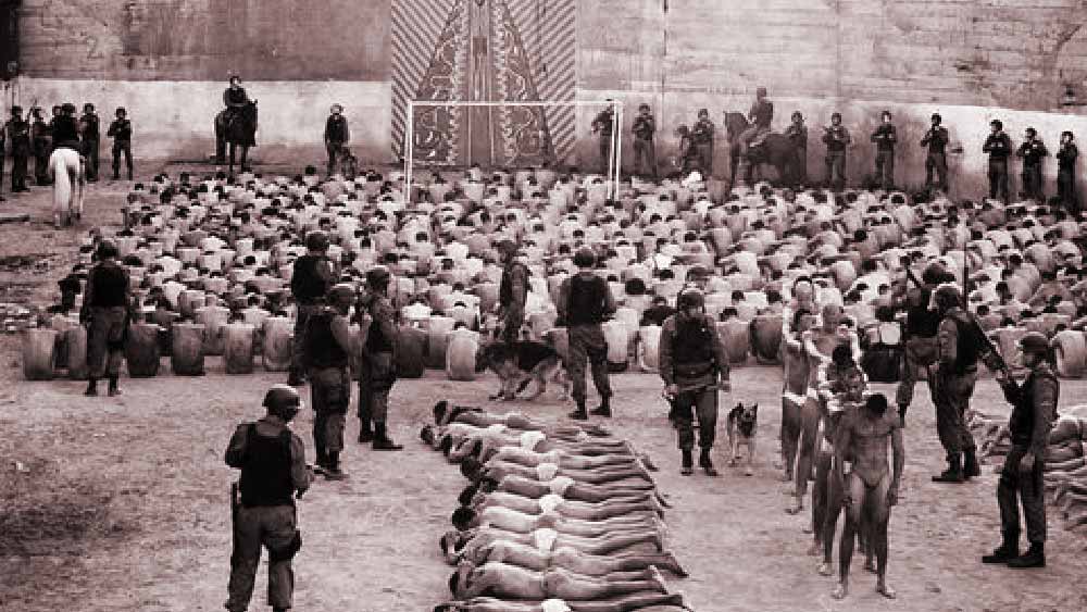 ফারাজ নিজের লেখা বইয়ে এই কারাগারকে ‘মৃত্যু ও উন্মাদনার রাজ্য’ হিসাবে বর্ণনা করেছিলেন। ফারাজ ব্যাখ্যা করেন, সমস্ত বন্দিকে সারা দিন অবরুদ্ধ রাখা হত। কোনও বন্দি যদি শ্বাসকষ্ট হচ্ছে বলে জানাতেন, তা হলে তাঁদের কারাগার চত্বরের উঠোনের চারপাশে দৌড়াতে বলা হত। এর ফলে শ্বাস আটকে মারাও যেতেন অনেকে। কখনও কখনও আবার শুধু পিটিয়ে হত্যা করা হত কারাগারের বন্দিদের।