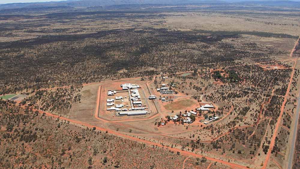  কারাগারে ঢোকার পরপরই বন্দিদের  নিষ্কাশনের জন্য ব্যবহৃত  একটি ড্রেনের জল খেতে বলা হত। অন্য এক বন্দি মোস্তফা খলিফার মতে, যাঁরা এই জল খেতে অস্বীকার করতেন, তাঁদের সেখানেই মেরে ফেলা হত।