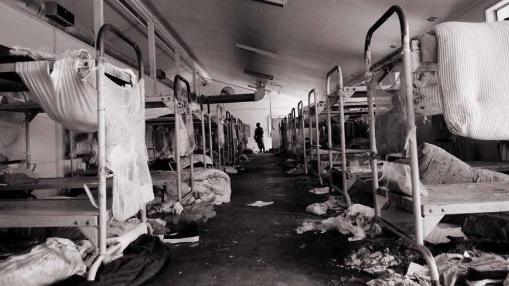 ফারাজের বইটিতে বলা হয়, এক বয়স্ক বন্দিকে এক বার মাটিতে শুইয়ে সারাদিন ধরে এক জন কারা অফিসারের বুট চাটতে বলা হয়েছিল।