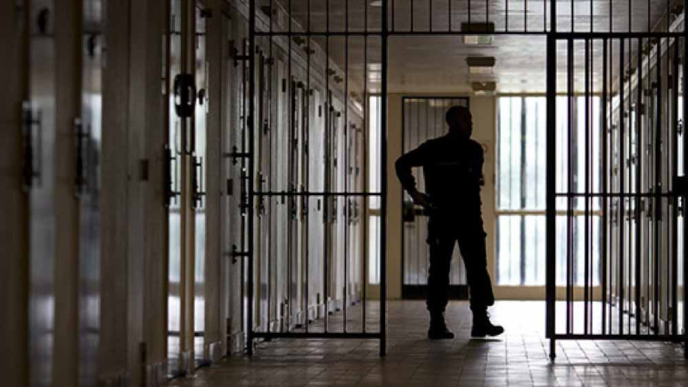 নিয়মিত বেত্রাঘাত তো ছিলই। পাশাপাশি বন্দিদের একই জায়গায় ঘণ্টার পর ঘণ্টা দাঁড়িয়ে থাকতে বাধ্য করা হত যত ক্ষণ না তাঁরা মারা যান।