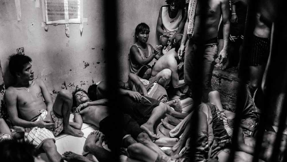 তবে ফারাজের সবচেয়ে ভয়ঙ্কর স্মৃতি একজন বন্দিকে ‘মানব ট্রামপোলিন’ হিসাবে ব্যবহার করা। এই প্রক্রিয়ায় বন্দিকে মাটিতে শুইয়ে প্রহরীরা তাঁর উপর দাঁড়িয়ে লাফাতেন। যত ক্ষণ না ওই বন্দি ঘাড় বা মেরুদণ্ড ভেঙে মারা  যান, তত ক্ষণ এই প্রক্রিয়া চলতে থাকত।