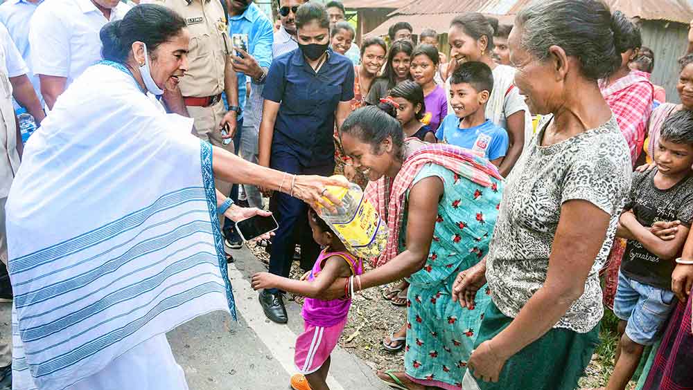 আলিপুরদুয়ারে কর্মিসভার পরে মঙ্গলবার কোদালবস্তি এবং চিলাপাতা জঙ্গলে যান মুখ্যমন্ত্রী মমতা বন্দ্যোপাধ্যায়। 