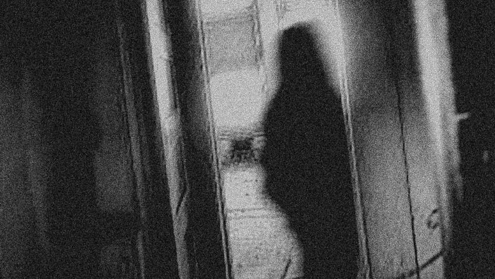  সব সময় মনে হয়, বারে কেউ যেন তাঁদের নজর রাখছে। ঘর গরম করার যন্ত্র পূর্ণমাত্রায় থাকলে ঘর ঠান্ডাই থেকে যায়।