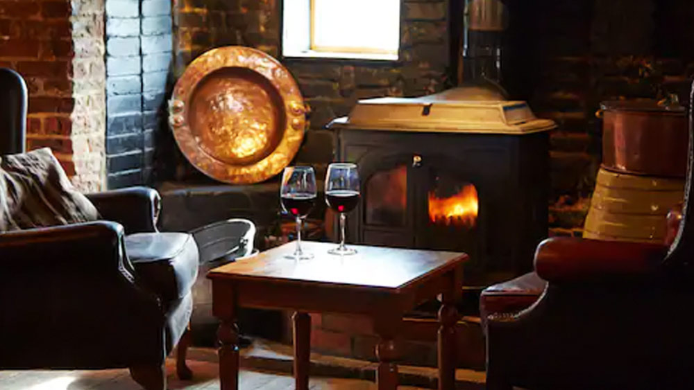 এ সব সত্ত্বেও হোটেলে অতিথিদের আনাগোনা কমেনি। প্রাক্তন ম্যানেজার মতে, ‘ওল্ড ফেরি বোট ইন’ থাকতে হলে তাঁকে (জুলিয়েট) সম্মান দিয়েই থাকতে হবে। মনে রাখতে হবে এটি ওর বাড়ি।