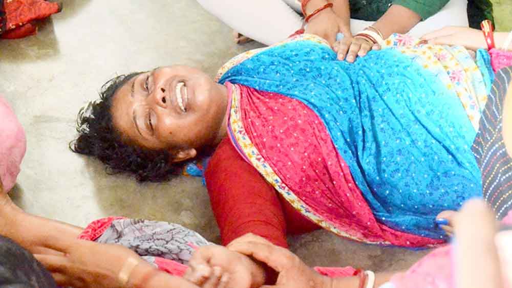 শোকার্ত: রবির স্ত্রী।