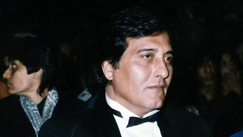 কিন্তু হঠাৎ বিনোদ খন্না সেই আসরগুলিতে যাওয়া সম্পূর্ণ বন্ধ করে দেন। ধর্মেন্দ্র তাঁকে ডাক পাঠালেও কোনও উত্তর মিলত না।