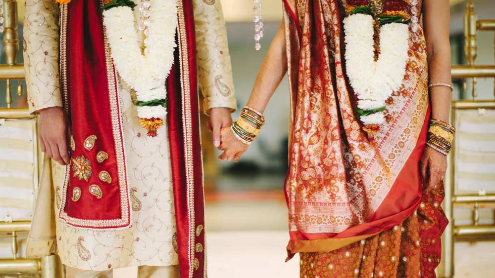 ঠিক ছ’মাস আগে কাজল গুপ্তের সঙ্গে আলাপ হয় তাঁর। তার পর প্রেম, ঘনিষ্ঠতা, বিয়ের প্রস্তাব। এমনকি অগস্টের শুরুতে মন্দিরে গিয়ে বিয়েও। কাজল বাড়ির সব কাজ করতেন। নিজে সঞ্চয়ী তো ছিলেনই, অকারণ খরচ করতে দিতেন না অজয়কেও। প্রশ্ন করলে বলতেন, জমা থাক। বৃদ্ধ বয়সে কাজে লাগবে।