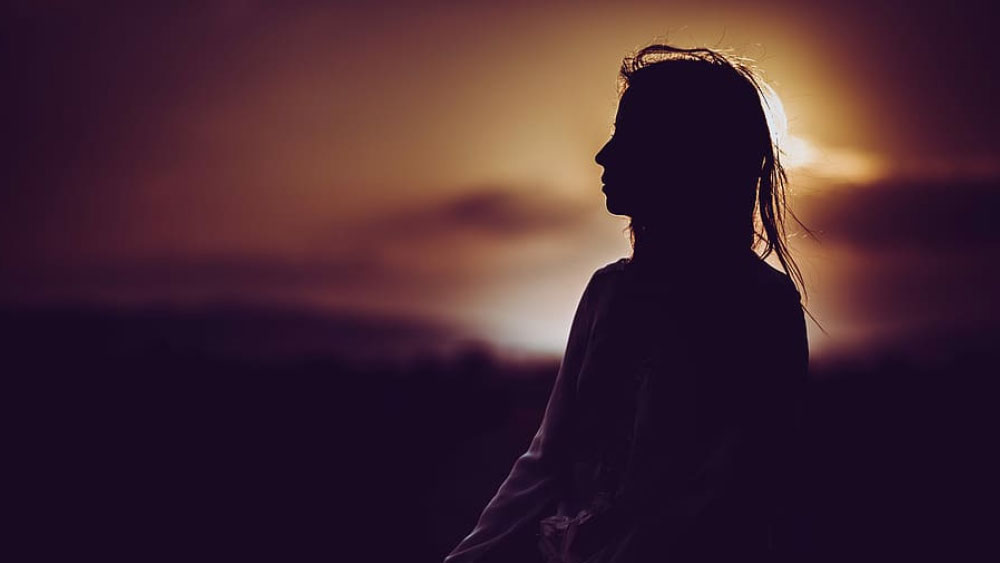 অজয়ের আগে তালিকায় রয়েছেন এক জন শেয়ার বিশেষজ্ঞ, চিকিৎসক, আর্থিক লেনদেন বিশেষজ্ঞ, এমনকি এক ব্যবসায়ীও। যাঁদের প্রত্যেকেরই প্রথমে নেটমাধ্যমে ‘কাজল’-এর সঙ্গে যোগাযোগ, তার পর প্রেম, বিয়ে, একত্রবাস, এমনকি, মধুচন্দ্রিমাও। শেষে প্রত্যেকেরই সর্বস্ব নিয়ে হাওয়া হয়েছেন কাজল।