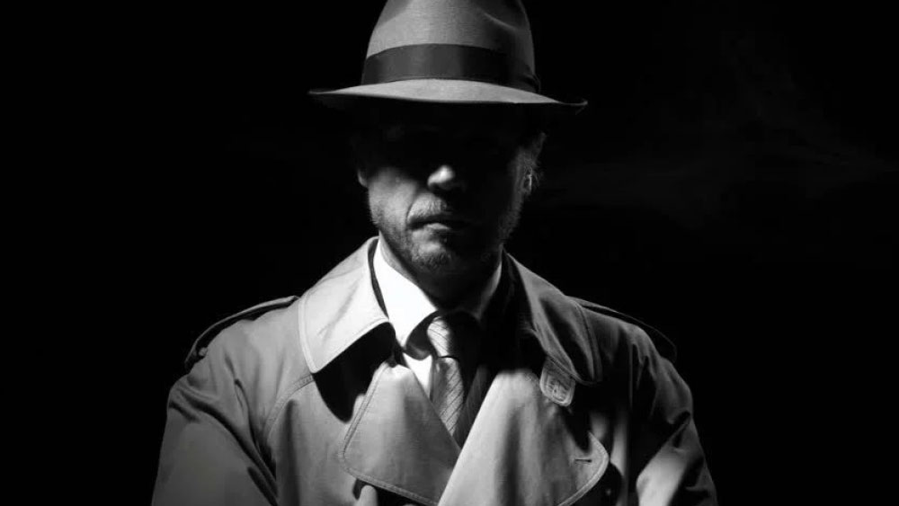 ‘কাজল’ও তাঁর ‘স্বামী’ বেছে নেওয়ার আগে জানতে পারেননি, তাঁর অঙ্কের শিক্ষক স্বামী এক জন শখের গোয়েন্দাও। অজয় যেমন কালো বোর্ডে তাঁর অঙ্কের উত্তর মেলান ঠিক তেমন করেই ধৈর্য ধরে রহস্যের হারিয়ে যাওয়া এক একটি টুকরো মেলাচ্ছিলেন তিনি।