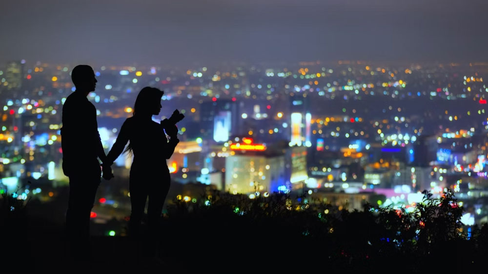 অজয়ের সূত্র ধরেই পুলিশ জেনেছে শেষ বার গত ৩০ মে উত্তরাখণ্ডের রুদ্রপুরে দেখা গিয়েছে ‘কাজল’কে। এখন অবশ্য তিনি সোনালি সিংহ। তাঁর অষ্টম স্বামীর সঙ্গে নৈনিতাল-দেহরাদূনে মধুচন্দ্রিমায় রয়েছেন তিনি।