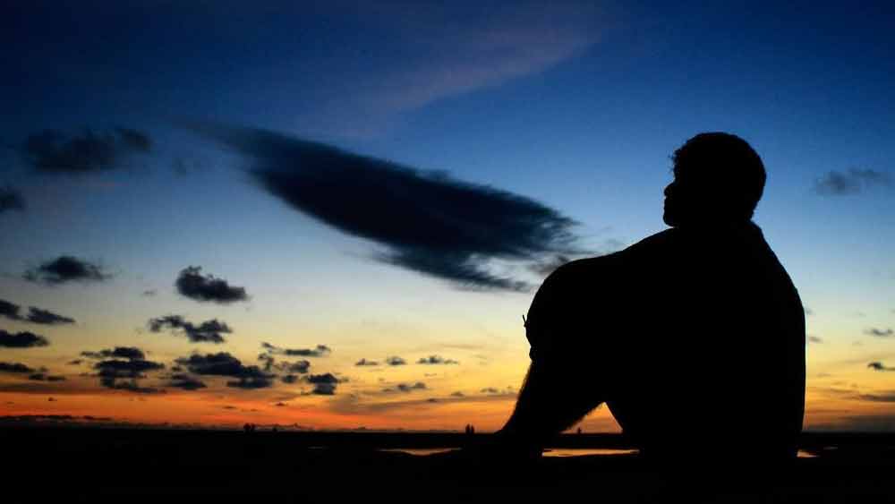 অজয় এখন জানেন এর পর কী হতে চলেছে। দেড় বছরের সম্পর্কে স্ত্রী-র সঙ্গে মধুচন্দ্রিমায় যাওয়া হয়নি তাঁর। কারণ, তাঁদের বিয়ে হয়েছিল লকডাউনের সময়। কিন্তু নিজের স্ত্রী-র প্রাক্তন স্বামীদের সঙ্গে কথা বলে অজয় জেনেছেন, প্রত্যেক বিয়েতেই মধুচন্দ্রিমা পর্ব সেরেছেন ‘কাজল’। তার পর প্রথমে আদর্শ গৃহবধূ হওয়ার নাটক এবং শেষে নিজের ব্যবসা শুরুর প্রস্তাব।