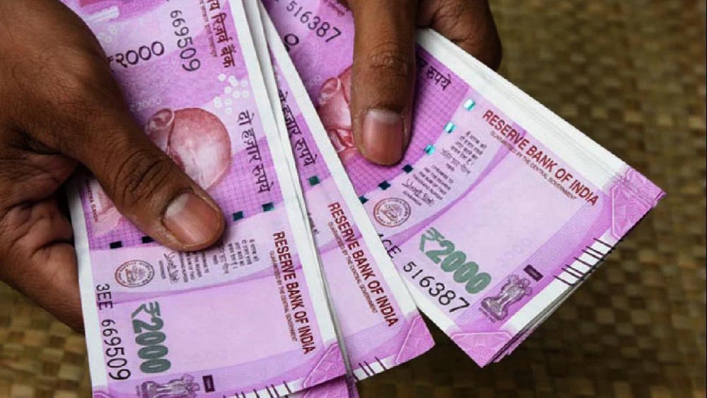 অজয়ের ক্ষেত্রে এই পর্ব শুরু হয়েছিল ২০২১ সালের শুরুতে। অজয়কে কাজল বলেছিলেন তিনি নিজের পায়ে দাঁড়াতে চান। বুটিকের ব্যবসা খুলতে চান। দিল্লিতে সেই বুটিকের মূলধনে বিনিয়োগ করতে নিজের ১৫ লক্ষ টাকার সঞ্চয়ের পুরোটাই স্ত্রীকে দিয়ে দিয়েছিলেন অজয়। দরকার ছিল আরও ১৭ লক্ষ টাকার। সেই টাকা পাঁচটি ব্যাঙ্ক থেকে ঋণ নিয়ে স্ত্রীকে দেন অজয়। সেই ব্যাঙ্কগুলি এখনও ঋণের টাকা চেয়ে ফোন করে অজয়কে।