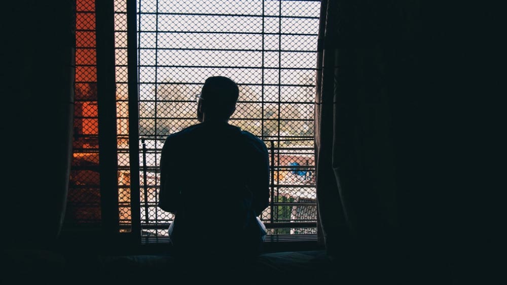 দিল্লির বল্লভগড়ে বাড়ি ছিল অজয়ের। সেখানেই তাঁর অঙ্কের কোচিং সেন্টার। ‘কাজল’ অবশ্য বুটিকের জন্য একটু দূরের জায়গা বেছে নেন। দিল্লির লক্ষ্মীনগরে বুটিকের দোকান নেন অজয়ের স্ত্রী। কয়েক মাস পরে দোকানের উপরেই দু’কামরার একটি ফ্ল্যাটে উঠে আসেন তাঁরা দু’জনেই। সেখান থেকেই নিয়মিত ৪৫ মিনিট দূরে বল্লভগড়ের কোচিং সেন্টারে যাতায়াত করতেন অজয়। ছাত্র-ছাত্রীদের পরীক্ষার সময় বল্লভগড়ে পুরনো বাড়িতে থেকেও যেতেন অজয়। এমনই এক পরীক্ষার সময়ে দু’দিন পর লক্ষ্মীনগরের ফ্ল্যাটে এসে অজয় চমকে যান।