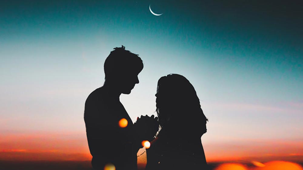 পুলিশকে অজয় জানিয়েছেন, স্ত্রীর বাবা-মায়ের সঙ্গে কখনও মুখোমুখি দেখা হয়নি তাঁর। বিয়ের আগে ফোনে কথা হয়েছে। ‘কাজল’ তাঁকে জানিয়েছিলেন, তাঁর বাবা-মা শহরের অন্য প্রান্তে থাকেন। তবে নিজের আত্মীয় বলে বিভিন্ন সময়ে ১১ জনের সঙ্গে পরিচয় করিয়ে দিয়েছিলেন অজয়ের। পুলিশের ধারণা, ১১ জনের এই দলটি ‘কাজল’ ওরফে ‘সোনাল’-এর ভাড়া করা।