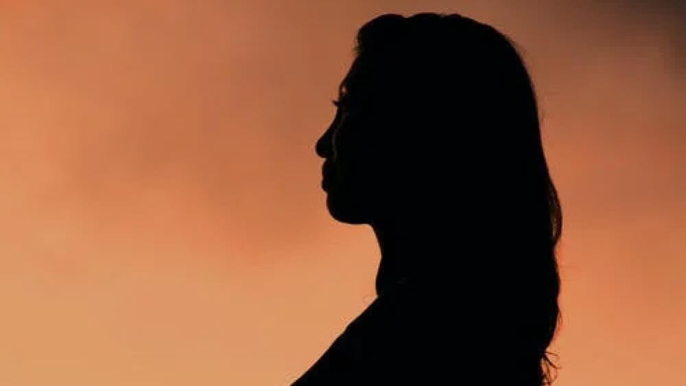 ২০১৮ সালে অঞ্জলির সঙ্গে আলাপ ‘কাজল’-এর। অজয়কে তিনি জানিয়েছেন, তাঁর সঙ্গে বন্ধুত্ব থাকাকালীনই ছ’জনকে বিয়ে করে প্রতারণা করেন ‘কাজল’। এ ভাবে প্রচুর অর্থ সংগ্রহ করে বিদেশে চলে যাওয়ার পরিকল্পনার কথাও অঞ্জলিকে বলেছিলেন কাজল।