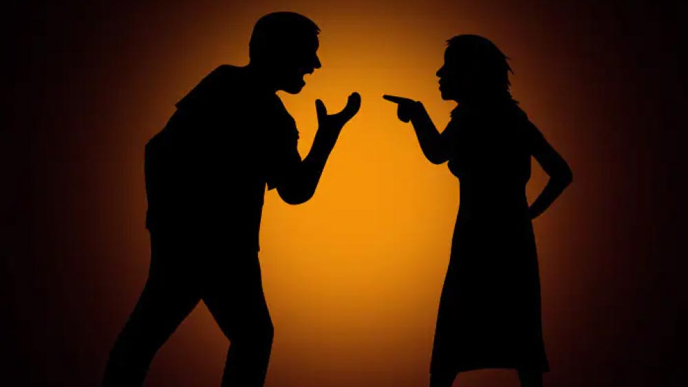 অজয়ের সঙ্গে অঞ্জলির আলাপ করিয়ে দিয়েছিলেন ‘কাজল’ই। সম্ভবত সেটা ছিল ‘কাজল’-এর দ্বিতীয় ভুল। কারণ স্ত্রীর খোঁজে নেমে অজয় যখন একে একে তাঁর সঙ্গে পরিচয় হওয়া ‘কাজল’-এর আত্মীয়দের খোঁজ করছেন তখনই অঞ্জলির খোঁজ পান অজয়। পুলিশে ধরিয়ে দেওয়ার হুমকি দিয়ে জেনে নেন ‘কাজল’ সম্পর্কে না-জানা তথ্য। এর পরের তদন্ত-পর্ব এগোয় টানটান গোয়েন্দা গল্পের মতোই।