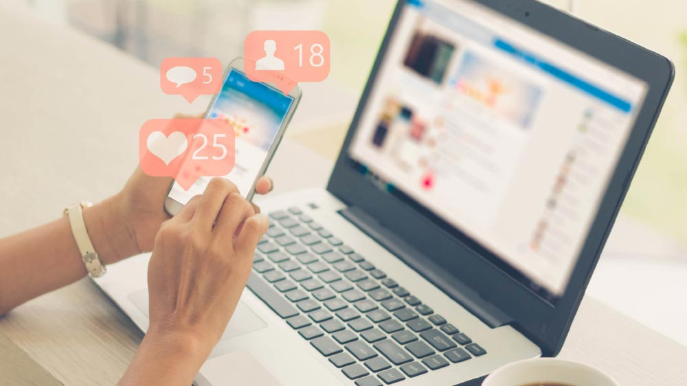 প্রথমে অন্য নামে নেটমাধ্যমের একটি অ্যাপে নিজের একটি অ্যাকাউন্ট খোলেন অজয়। ওই অ্যাপেই স্ত্রীর সঙ্গে আলাপ হয়েছিল তাঁর। তার পর খুঁজে পান স্ত্রীকেও। সোনালি নামে একটি নতুন অ্যাকাউন্টে। অ্যাপে সোনালির ছবি ভিডিয়োয় নিয়মিত নজর রেখেই অজয় ধীরে ধীরে বুঝতে পারেন তাঁর গতিবিধি।