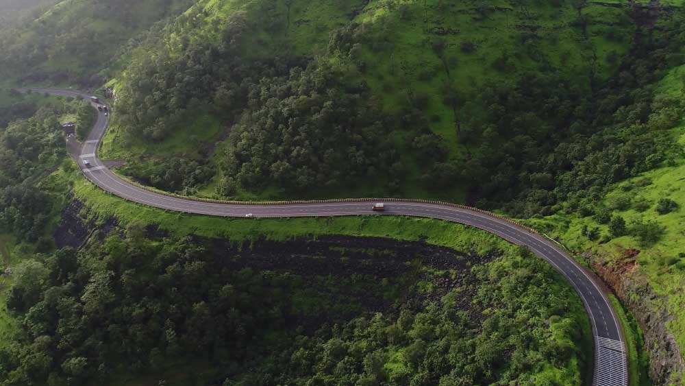 তবে যাঁরা গাড়ি নিয়ে ভ্রমণ করতে ভালবাসেন, যাঁরা প্রকৃতিপ্রেমী, তাঁদের কাছে এই জায়গা লোভনীয়। দু’পাশে সবুজের সমারোহ, তার বুক চিরে চলে গিয়েছে মুম্বই-নাসিক হাইওয়ে।