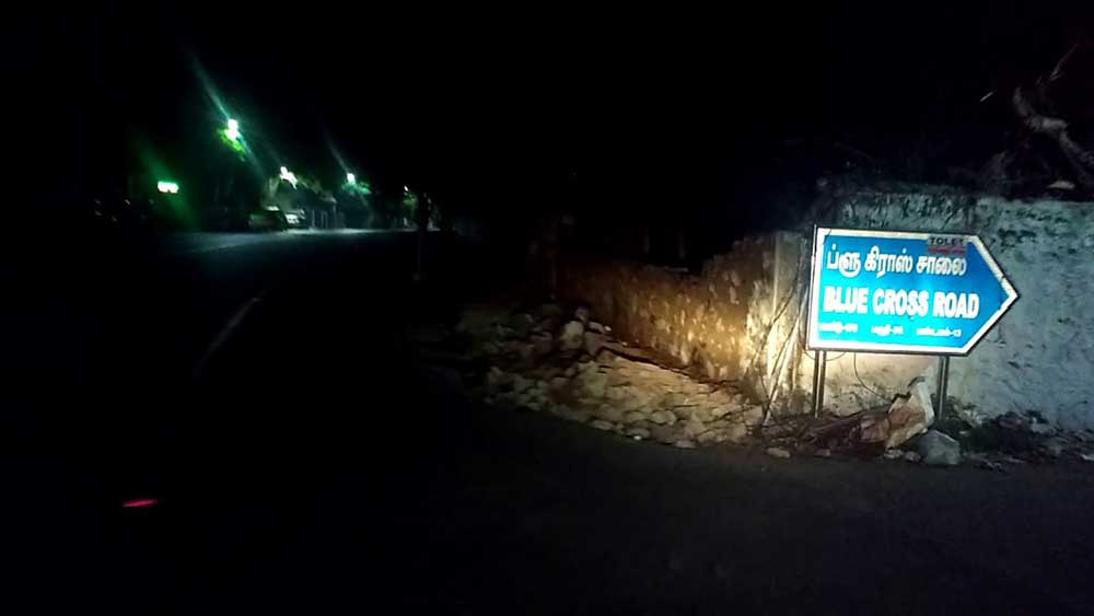 ব্লু ক্রস রোডে অনেকেই আত্মহত্যা করেছেন। স্থানীয়দের দাবি, রাতে এই রাস্তায় নাকি অশরীরীরা হেঁটে বেড়ায়। তাই রাতেরবেলা ভুলেও এই রাস্তা ব্যবহার করেন না প্রায় কেউই।