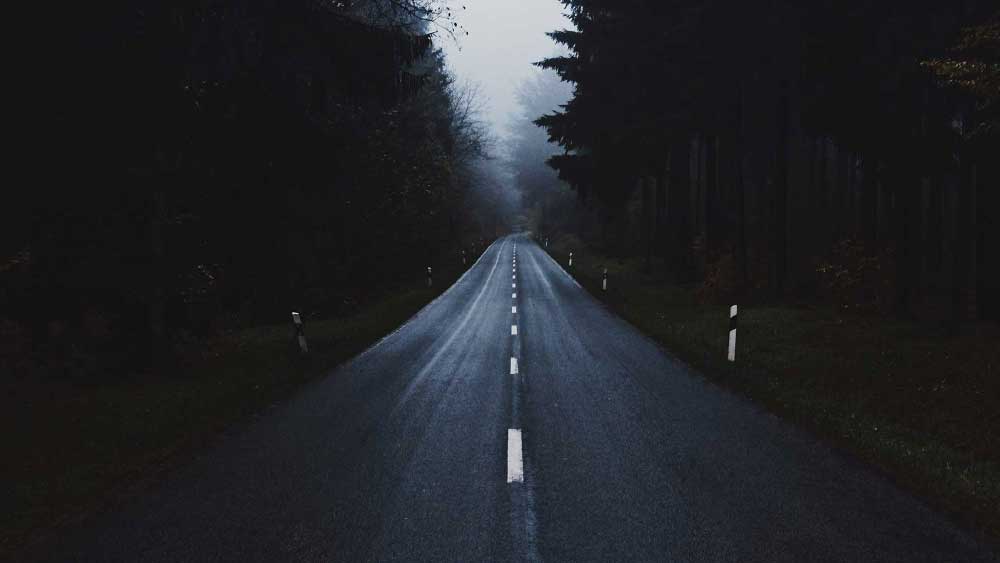 দিল্লি ক্যান্টনমেন্ট রোড— রাতে এই রাস্তা এড়িয়ে যাওয়াই শ্রেয় মনে করেন স্থানীয়রা। তাঁদের দাবি, এই রাস্তায় নাকি এক মহিলাকে দেখা যায়, যিনি হঠাৎই উধাও হয়ে যান। ওই মহিলা কে, তার কোনও হদিস আজ পর্যন্ত মেলেনি। কেউ কেউ আবার এমনও দাবি করেছেন, ওই মহিলা চালকদের গাড়ি থামাতে বলেন। কেউ যদি না থামিয়ে দ্রুত গতিতে বেরিয়ে যান, মহিলাকেও সেই গতিতে নাকি পাশাপাশি ছুটতে দেখা যায়।