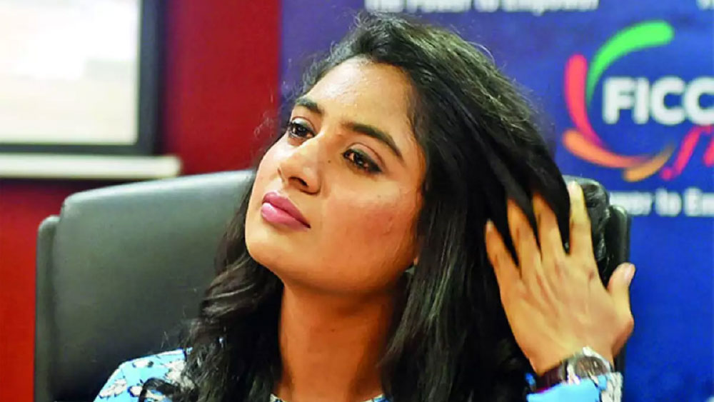 ভারতীয় মহিলা ক্রিকেটারদের মধ্যে তিনিই প্রথম ব্যাটার যিনি অভিষেক ম্যাচে শতরান করেন। ১৬ বছর ২৫০ দিন বয়সে অভিষেক হয় তাঁর। আর সেই ম্যাচে শতরান করে তিনি হয়ে যান কনিষ্ঠতম সেঞ্চুরিকারী। অভিষেক ম্যাচের স্কোরের হিসেবে তৃতীয় সর্বোচ্চ রান। রেকর্ড গড়ে ক্রিকেট-জীবন শুরু করেছিলেন। সেই রেকর্ড ভাঙাই যেন অভ্যাস করে ফেলেছিলেন ক্রিকেট-জীবনে।