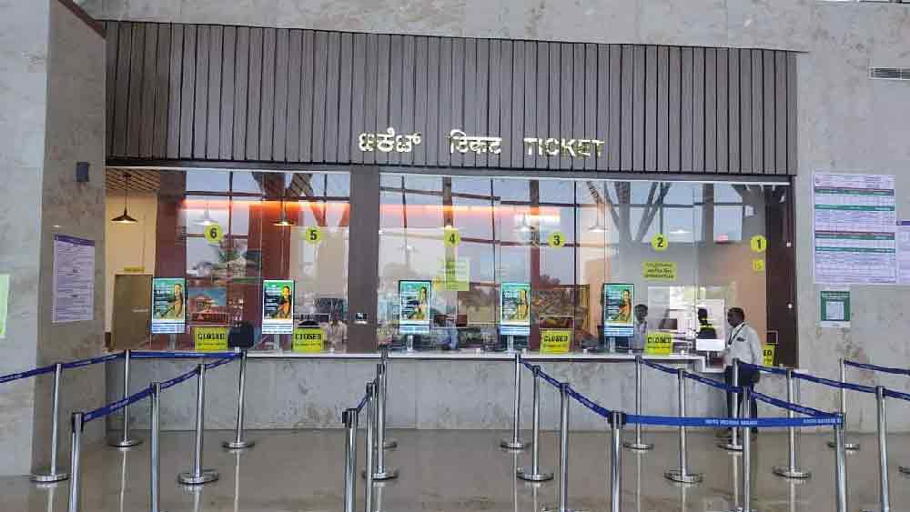 সম্প্রতি বেঙ্গালুরু শহরের বুকে ভারতের প্রথম ‘সেন্ট্রালাইজড এসি রেলওয়ে টার্মিনাল’ পরিষেবা চালু করা হয়েছে। গঠন ও পরিষেবার ক্ষেত্রে যে কোনও আন্তর্জাতিক বিমানবন্দরকে তাক লাগিয়ে দিতে পারে বৈয়াপ্পানাহাল্লির এই টার্মিনালটি।