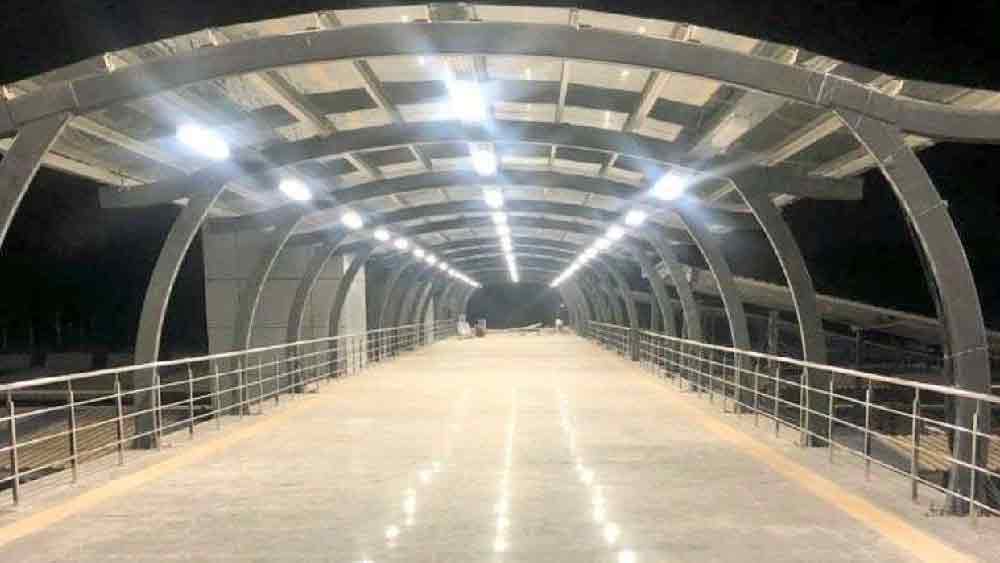 ১৫ মিটার চওড়া ও ৬০০ মিটার দীর্ঘ প্ল্যাটফর্মগুলি একে অপরের সঙ্গে যুক্ত। এই রেল টার্মিনাল দিয়ে বানসওয়াডি-এর্নাকুলম এক্সপ্রেস ট্রেন ও কোছুভেলি হমসফর এক্সপ্রেস ট্রেন-সহ মোট ৫০টি ট্রেন চলবে।