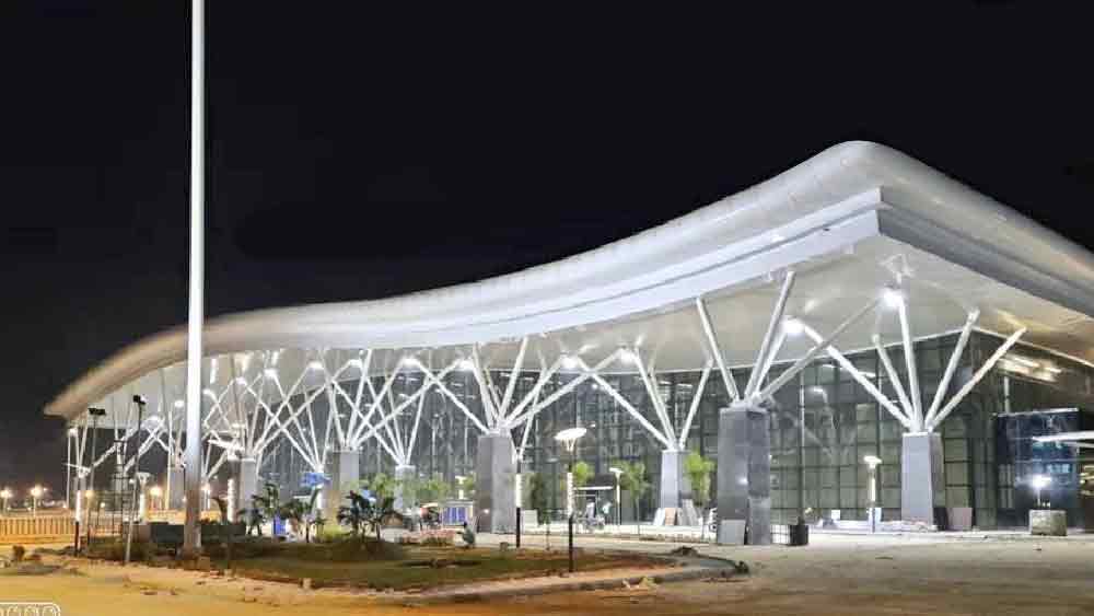 টার্মিনালের সামনেই গাড়ি পার্ক করার বিশাল জায়গা রয়েছে। একসঙ্গে এখানে প্রায় ২৫০টি গাড়ি, ২০টি ক্যাব ট্যাক্সি, ৯০০টি বাইক, ৫০টি অটো-রিকশা এবং ৫টি বাস দাঁড়াতে পারে।