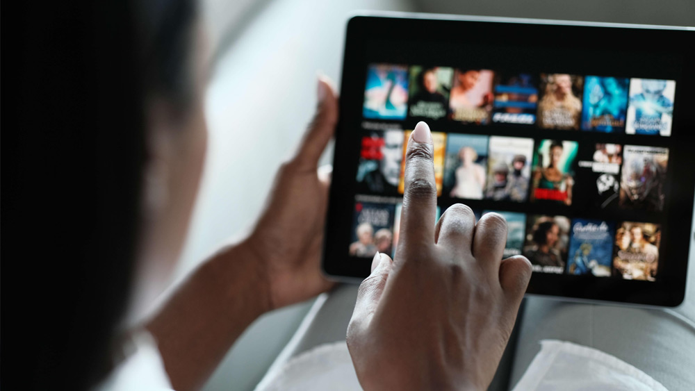 অতিমারির প্রকোপে প্রেক্ষাগৃহ বন্ধ থাকায় দর্শকেরা ওটিটি প্ল্যাটফর্মের দিকে ঝুঁকতে শুরু করেছিলেন। ওয়েব সিরিজ ছাড়াও প্রচুর ছবি ওটিটি-তে মুক্তি পেয়েছে। বর্তমানে পরিস্থিতি অনেকটা স্বাভাবিক হলেও প্রযোজক ও পরিচালকরা ওটিটি প্ল্যাটফর্মকেই বেছে নিচ্ছেন।