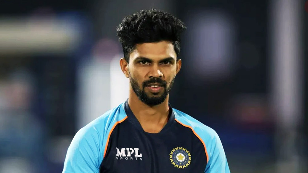 রাহুল ছিটকে যাওয়ায় ইনিংস শুরু করতে পারেন রুতুরাজ গায়কোয়াড়। দেশের হয়ে তিনটি টি-টোয়েন্টি ম্যাচ খেললেও তেমন সাফল্য পাননি। আইপিএলে ভাল ছন্দে ছিলেন। নিজেকে প্রমাণ করার আরও একটা সুযোগ পেতে পারেন আন্তর্জাতিক মঞ্চে।