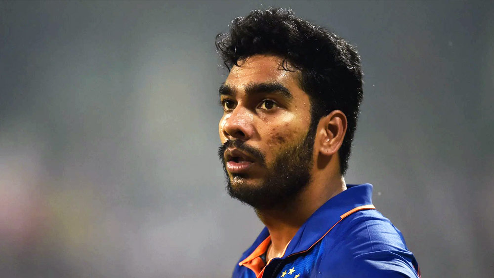 রুতুরাজের সঙ্গে ইনিংসের শুরুতে দেখা যেতে পারে বেঙ্কটেশ আয়ারকে। আইপিএলে চেনা ছন্দে না থাকলেও এই আগ্রাসী ব্যাটারের উপর ভরসা রাখছে ভারতীয় দল।