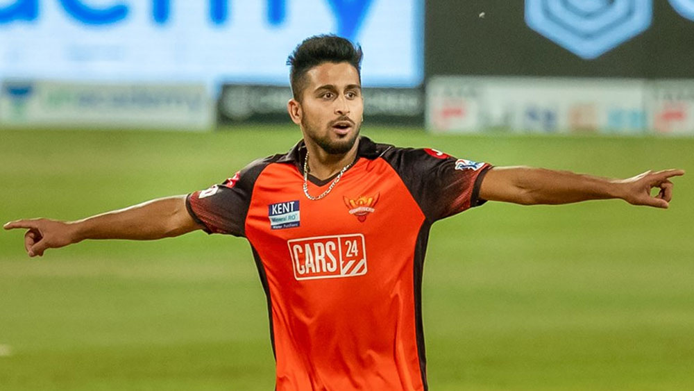 আর্শদীপের সঙ্গেই অভিষেক হতে পারে উমরান মালিকের। তাঁর বলের গতি বিপক্ষকে ভয় ধরিয়ে দেওয়ার জন্য যথেষ্ট। জম্মু-কাশ্মীরের তরুণ জোরে বোলারের প্রথম একাদশে থাকার সম্ভাবনা প্রবল।