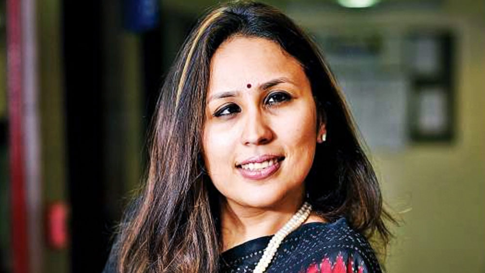  ছোট থেকে পড়াশোনায় ভাল। কিন্তু রাধিকা গুপ্তের অন্যান্য গুণ ছাপিয়ে সবাই হাসাহাসি করতেন তাঁর শরীর নিয়ে। কারণ, তিনি কুঁজো। চোখদুটোও ট্যারা। ঘাড় বেঁকিয়ে হাঁটতেন। তার জন্য পরিচিতদের বাঁকা হাসি, বন্ধুদের কটাক্ষ শুনতেন ছোট থেকেই। এ সব শুনতে শুনতে এক দিন চেয়েছিলেন জীবন শেষ করে দেবেন।