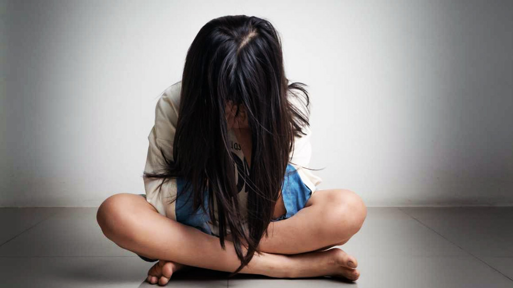 স্কুলে গেলেই শরীর নিয়ে ব্যঙ্গ-বিদ্রুপ শুনতেন রাধিকা। তিনি যে স্কুলে পড়তেন, সেখানে শিক্ষকতা করতেন তাঁর মা। সবাই মায়ের সঙ্গে তুলনা করতেন মেয়ের। তাঁর কথায় সহপাঠীরা বলত, ‘‘মা এত সুন্দরী, তুই এমন কেন?’’ এ সব শুনতে শুনতে খুব মন খারাপ হত রাধিকার।