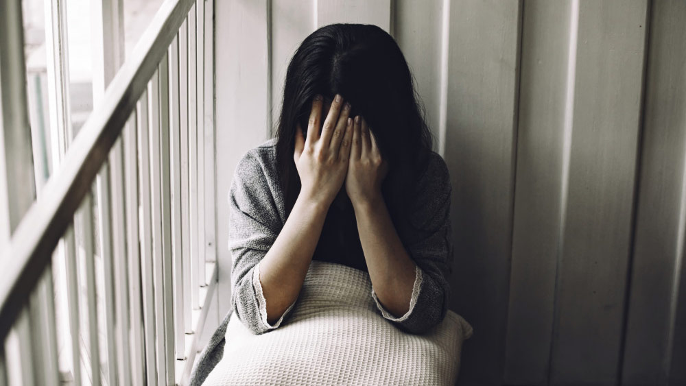 যা-ই হোক, মেধাবী ছাত্রী ছিলেন। ভেবেছিলেন বড় হয়ে খুব বড় কোনও চাকরি করবেন। কিন্তু প্রতিনিয়ত পরিচিতদের কাছে ‘কুৎসিত’, ‘কুৎসিত’ শুনতে শুনতে আর নিতে পারেননি রাধিকা। আত্মবিশ্বাস ভেঙে যায়। ভেবেছিলেন আর বেঁচে থেকে কী করবেন!