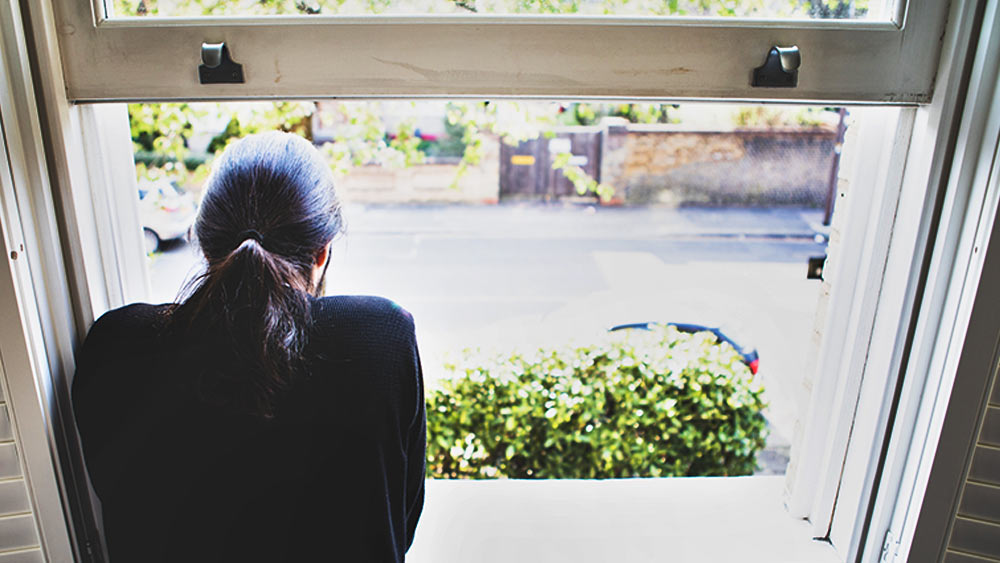 চাকরির ইন্টারভিউয়ে বিফল হয়ে কোনও রকমে বাড়ি ফিরেছিলেন। দমবন্ধ লাগছিল। তাঁর নিজের কথায়, ‘‘জানলার কাচ দিয়ে নীচের দিকে তাকিয়ে ছিলাম। ভাবলাম ঝাঁপ দিয়ে এ জীবন শেষ করে দেব।’’