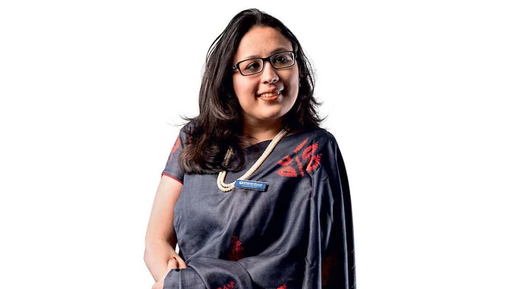  রাধিকার কথায়, ‘‘এ ভাবেই আমি পুরোদস্তুর কর্পোরেট জগতে ঢুকে পড়লাম। একদল স্যুট প্যান্টের মাঝখানে আমি একা শাড়িতে।’’