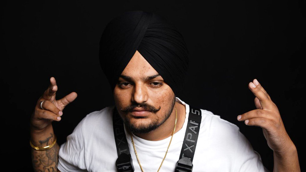 সম্প্রতি গুলি করে খুন করা হয় পাঞ্জাবি গায়ক তথা কংগ্রেস নেতা সিধু মুসে ওয়ালাকে। পাঞ্জাবের মানসা জেলার জাওহারকে গ্রামে অজ্ঞাতপরিচয় বন্দুকবাজদের গুলিতে নিহত হন। দু’-একটা নয়, ভরা বাজারের মধ্যে তাঁকে লক্ষ্য করে ৩০ রাউন্ড গুলি চালানো হয়। ‌এর ঠিক এক দিন আগেই মুসে ওয়ালার নিরাপত্তা আংশিকভাবে প্রত্যাহার করে নেওয়া হয়েছিল।