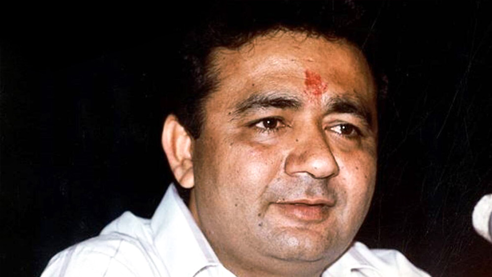 ১৯৯৭ সালের ১২ আগস্ট। টি-সিরিজের মালিক গুলশান কুমার তার লাল ওপেল গাড়ি থেকে নেমে ভারসোভার জিত নগরের বস্তির মাঝখান দিয়ে জিতেশ্বর মহাদেব মন্দির থেকে পুজো দিয়ে হেঁটে ফিরছিলেন। তখনই তাঁকে গুলি করা ঝাঁঝরা করে দেওয়া হয়। তিন বন্দুকবাজের চালানো ১৬টি গুলি লাগায় ঘটনাস্থলেই মৃত্যু হয় তাঁর। 