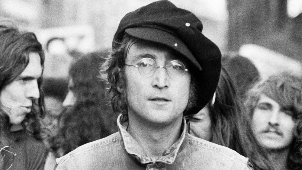 নিউইয়র্ক শহরে এক মোহগ্রস্থ অনুরাগীর চালানো গুলিতে প্রাণ হারান ‘দ্য বিটলস্‌’ খ্যাত ব্রিটিশ গায়ক, গীতিকার, সঙ্গীতজ্ঞ জন লেনন । ৪০ বছর বয়সী শিল্পী তাঁর বিলাসবহুল বহুতল ‘ম্যানহাটান অ্যাপার্টমেন্ট’-এ প্রবেশ করছিলেন।  সেই সময়েই মার্ক ডেভিড চ্যাপম্যান নামক এক ব্যক্তি চার বার গুলি করে। তার কয়েক ঘণ্টা আগেই লেননের কাছে অটোগ্রাফ নিয়েছিলেন চ্যাপম্যান। চ্যাপম্যান জানিয়েছিলেন যে, শুধুমাত্র খ্যাতি পাওয়ার লক্ষ্যেই তিনি জনকে খুন  করেন। চ্যাপম্যানকে ২০ বছরের জেল হেফাজতের সাজা দেওয়া হয়।